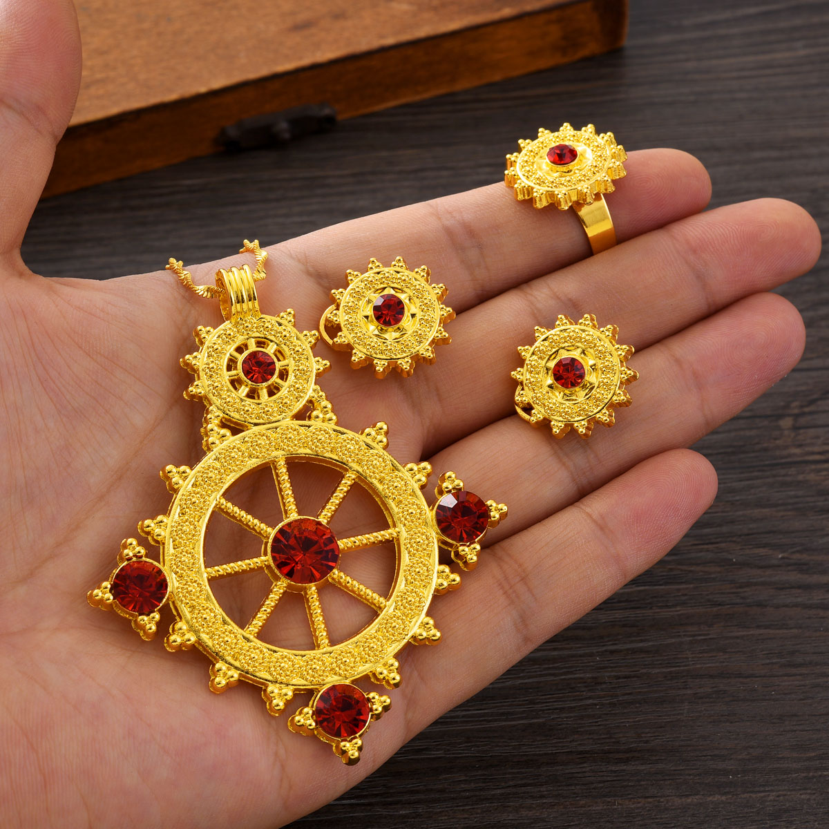 Dubai Afrika Goldene Farbe Coo – Ethnic Fashion In Dubai Bewertung und Preis